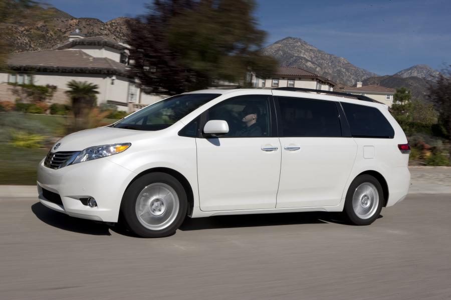  Toyota Sienna LE 2010 года  (фото 42 из 52)